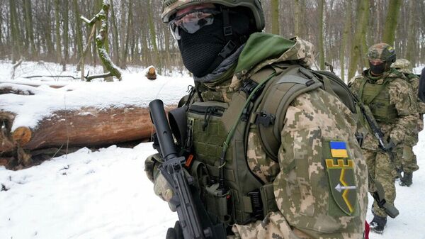 Военнослужащие Сил территориальной обороны Украины, добровольческих воинских частей Вооруженных сил, тренируются в городском парке в Киеве, Украина. 22 января 2022 года