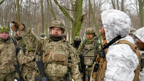 Военнослужащие Сил территориальной обороны Украины, добровольческих воинских частей Вооруженных сил, тренируются в городском парке в Киеве, Украина. 22 января 2022 года