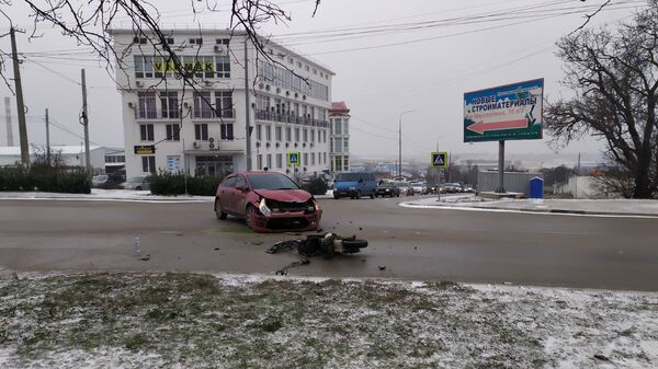 В Севастополе автомобиль сбил мопедиста, ехавшего по главной дороге