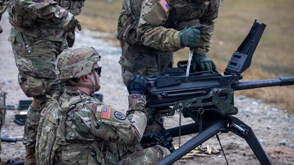 Солдаты полковой инженерной эскадрильи 2-го кавалерийского полка 7-й армии США перезаряжают 40-мм гранатомет Mark 19 во время учений с боевой стрельбой.18 января 2022 г
