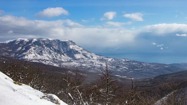 Заснеженная гора Демерджи в Крыму