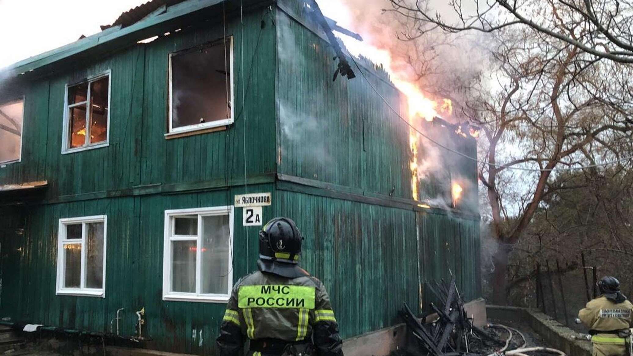 В Инкермане полыхает многоквартирный дом - РИА Новости Крым, 18.02.2022