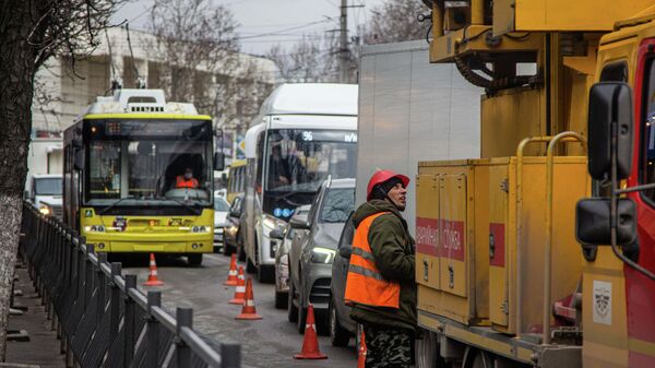 Пробка в центре Симферополя образовалась из-за обрыва троллейбусной линии