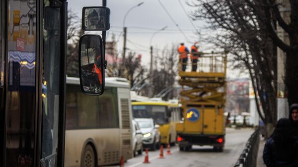 Пробка в центре Симферополя образовалась из-за обрыва троллейбусной линии