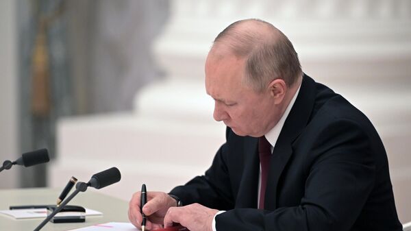 Президент РФ В. Путин подписал указы о признании ЛНР и ДНР