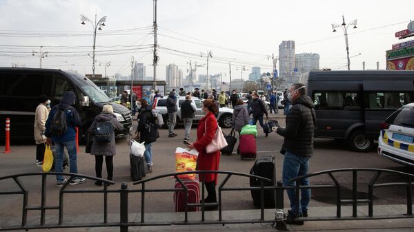 Пассажиры на железнодорожном вокзале Киева