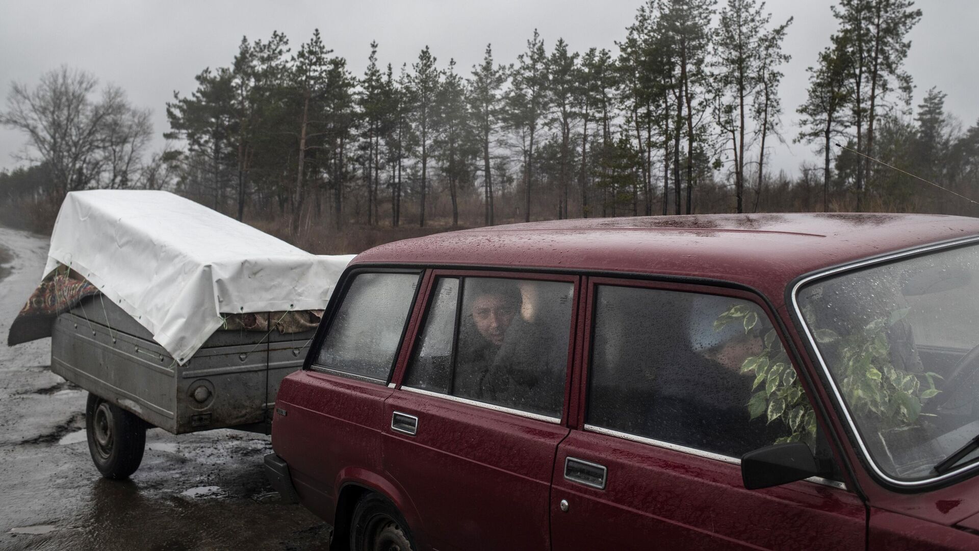 Люди едут с вещами в машине по дороге на территории Луганской народной республики - РИА Новости, 1920, 03.03.2022