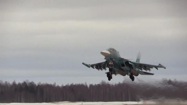 Истребитель Су-34 вылетает с аэродрома
