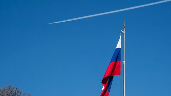 Флаг Российской федерации возле Госсовета Крыма в Симферополе