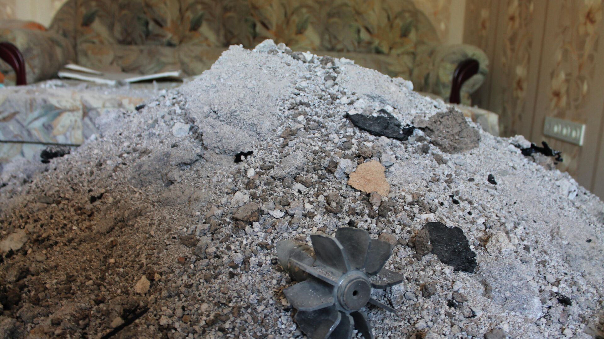 Фрагмент снаряда, попавшего в жилой дом в результате обстрела украинскими силовиками  - РИА Новости, 1920, 16.03.2022
