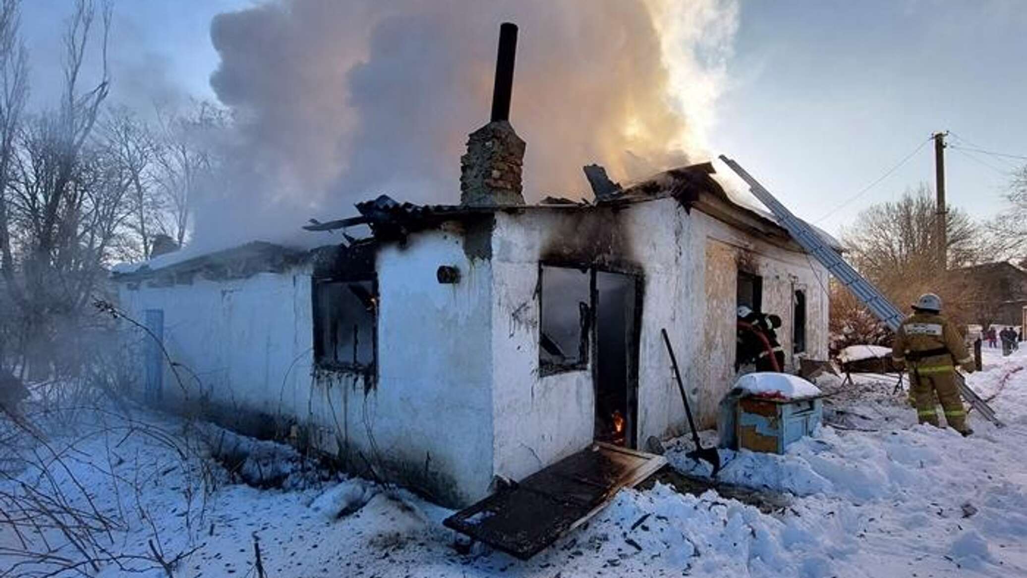 Что горит в крыму сейчас. Пожар в Крыму. Пожар в Судаке. Крым село Переваловка. Пожар в Веселом Судак.