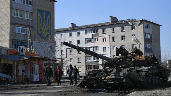 Разбитый танк ВСУ на улице города в Донбассе