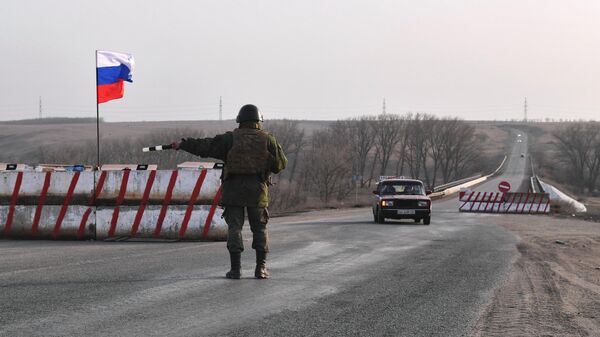 Боец Народной милиции ДНР на блок-посту у поселка Кременевка Мариупольского района Донецкой области.