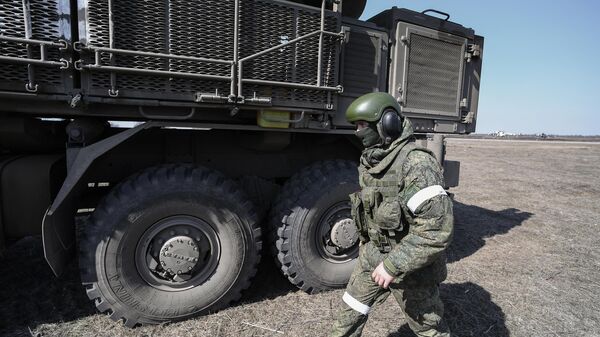Военнослужащий ВС РФ у зенитного ракетно-пушечного комплекса (ЗРПК) Панцирь-С1.
