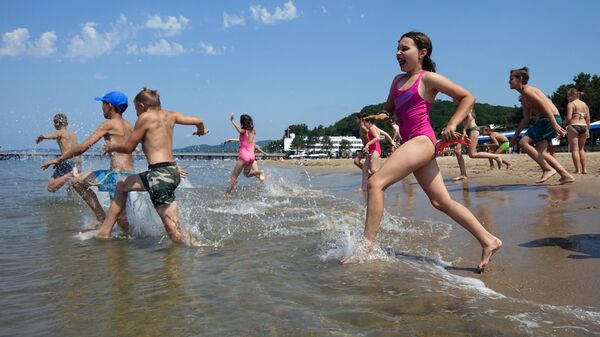 Дети купаются на пляже Всероссийского детского центра (ВДЦ) Орлёнок в Туапсинском районе Краснодарского края. 