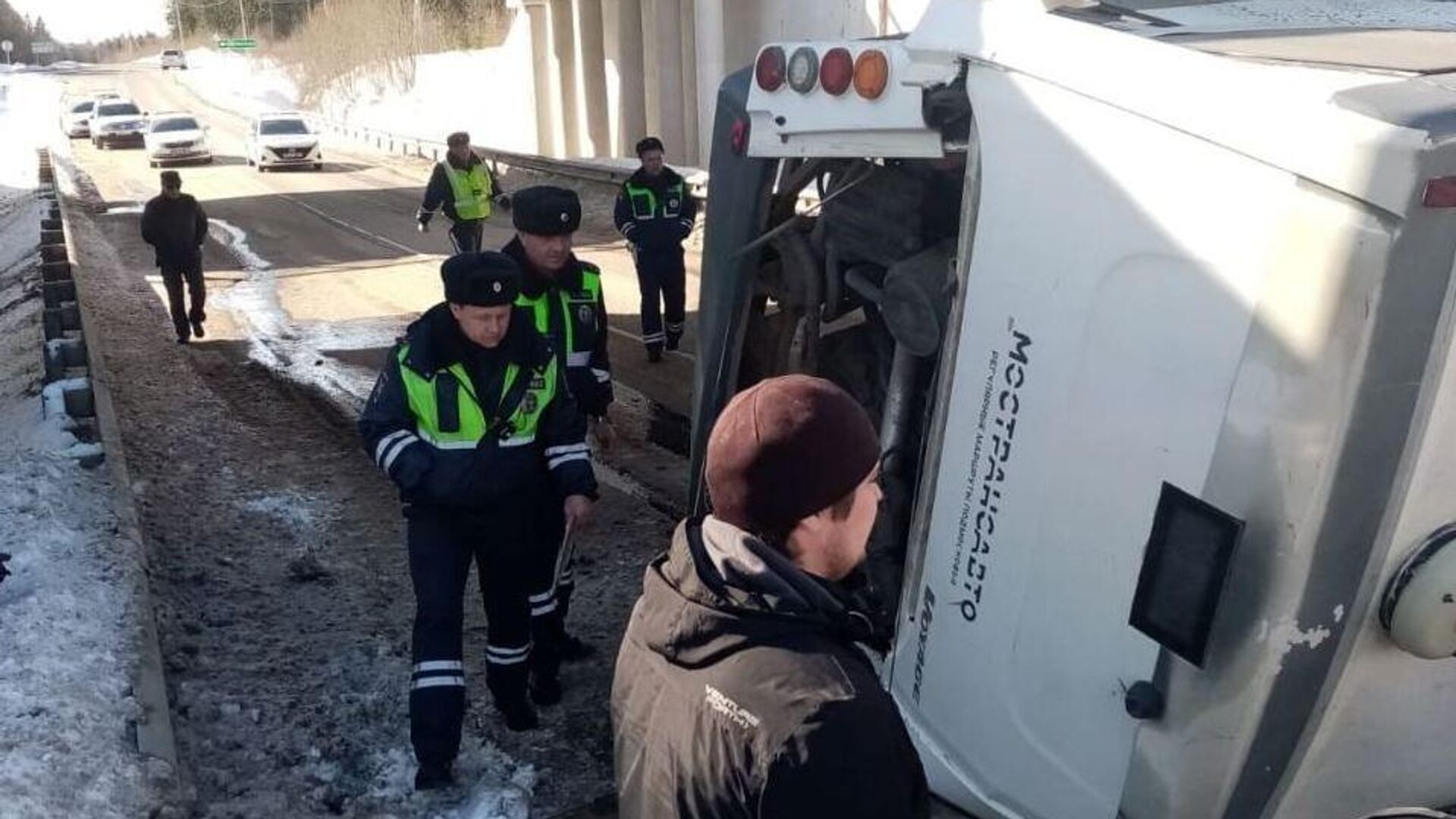 В Подмосковье автобус рухнул с моста, предварительно двое погибших - РИА Новости, 1920, 04.04.2022