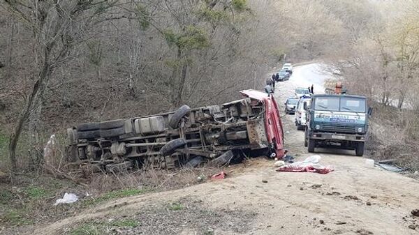 В Судаке спасли водителя, зажатого опрокинувшимся 30-тонным грузовиком
