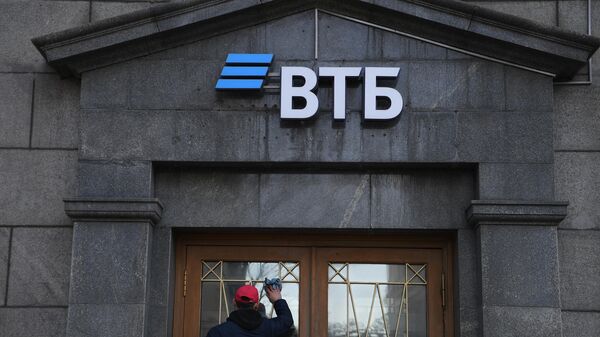 Двери офиса ВТБ банка в Москве