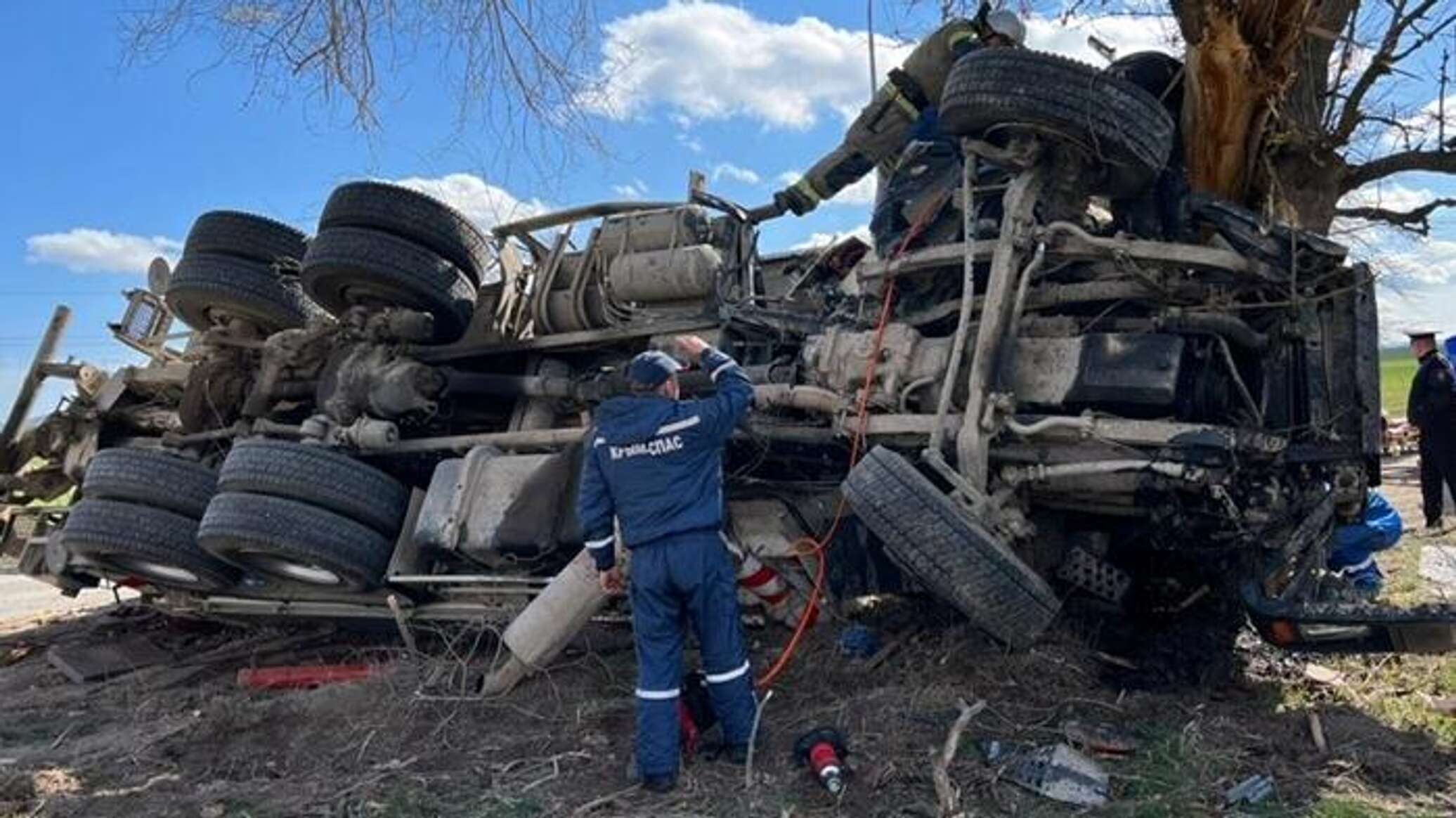 Пострадавшие в крыму. Авария под Белогорском. Грузовик перевернулся.