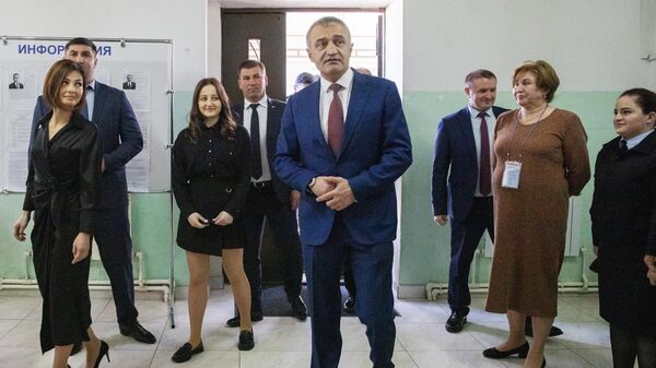 Действующий президент Южной Осетии Анатолий Бибилов (в центре) на выборах главы республики