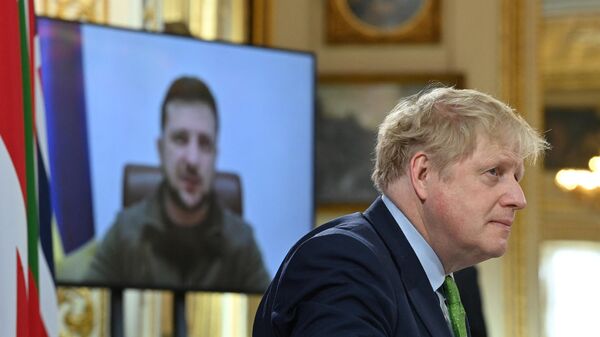 Премьер-министр Великобритании Борис Джонсон (Справа) слушает президента Украины Владимира Зеленского