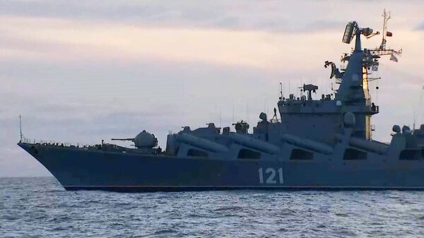Ракетный крейсер Москва Черноморского флота во время учений в Черном море у побережья Крыма
