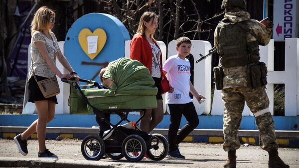 Российский солдат патрулирует улицу в Волновахе (ДНР)