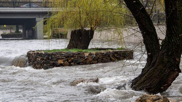 Разлив воды на реке Салгир в Симферополе