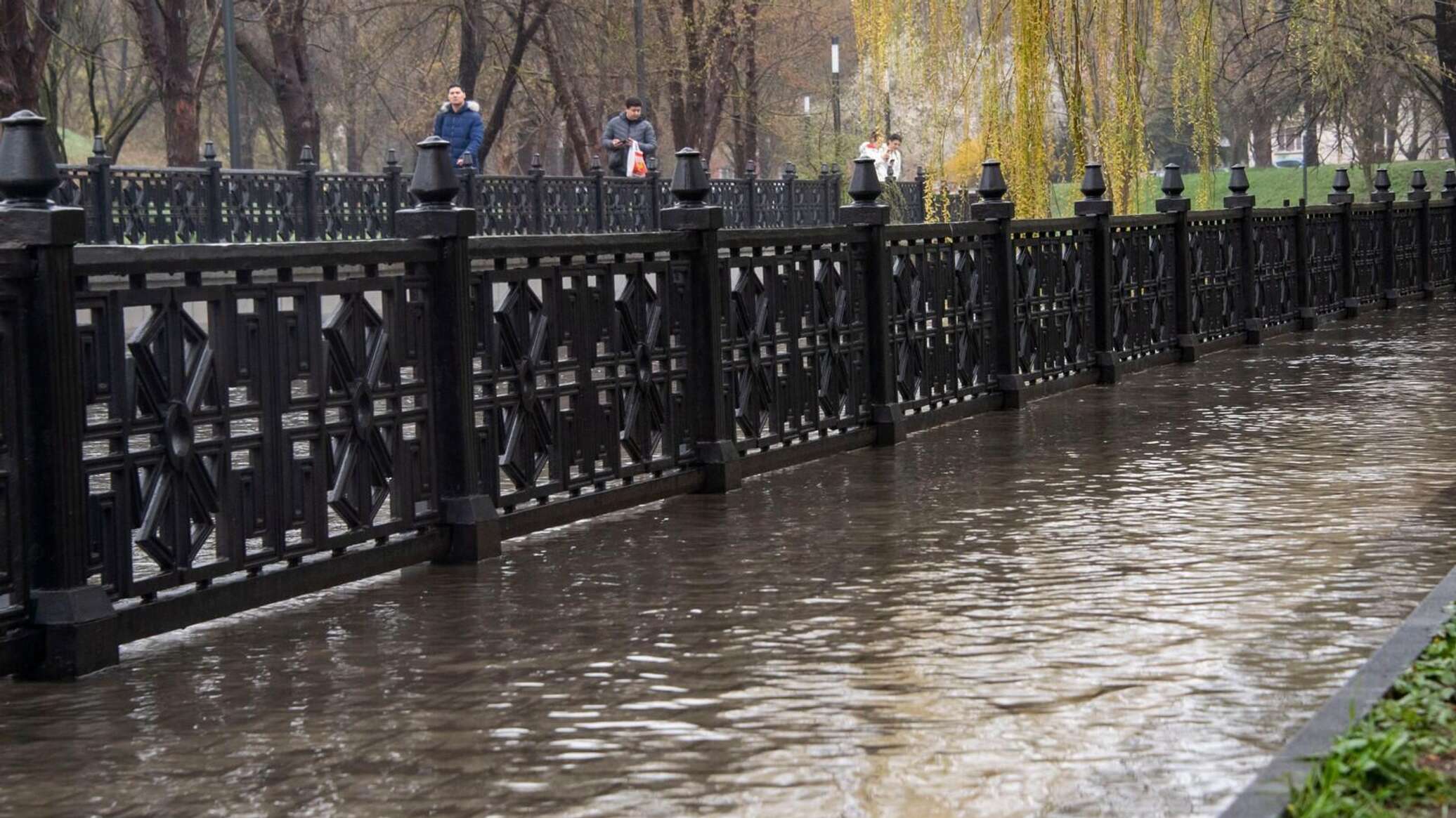 Симферополь 14 дней. Дождливый парк. Затопление Салгир. Салгир сейчас. Река Салгир Симферополь.