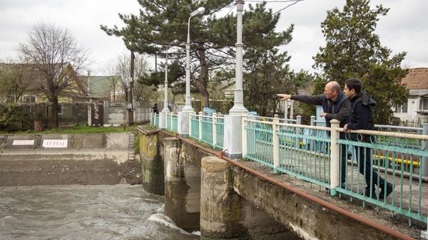 В Крыму мужчина с риском для жизни спас тонущего ребёнка из реки Салгир