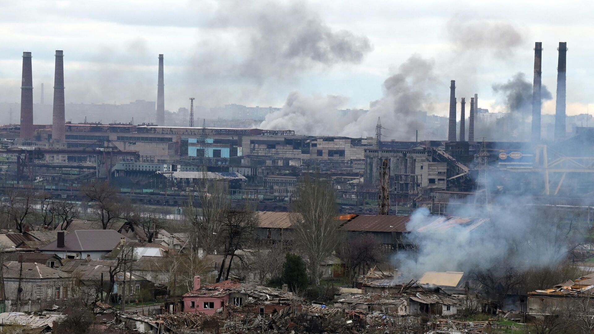 Дым над заводом Азовсталь в Мариуполе - РИА Новости, 1920, 07.05.2022