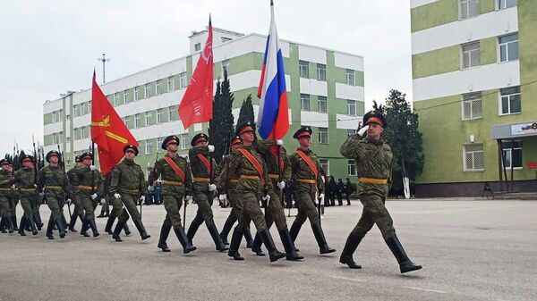 Тренировка пеших парадных расчетов Севастопольского военного гарнизона, принимающих участие в параде Победы в Севастополе 9 мая