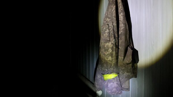 Форменная одежда военнослужащего ВСУ в подвале одного из задний на территории Металлургического комбината имени Ильича в Мариуполе.