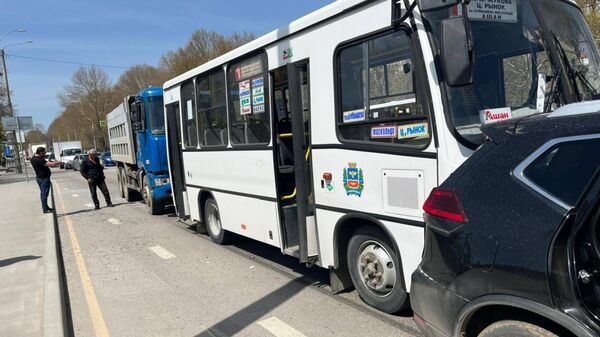 Грузовик врезался в рейсовый автобус с девятью пассажирами в Симферополе,