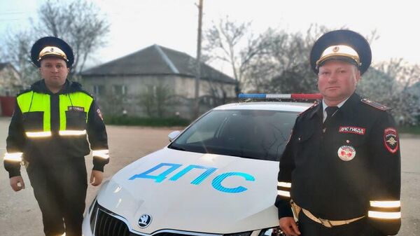 Лейтенант полиции Эдуард Пенькас и лейтенант полиции Александр Романюк, которые помогли спасти ребенка в Крыму