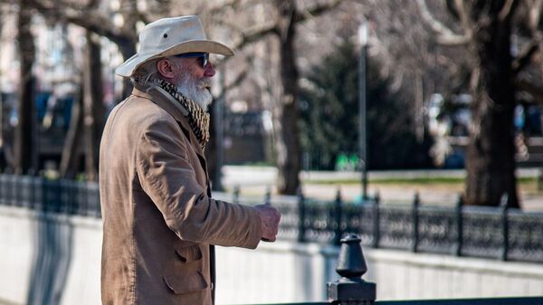 Пожилой мужчина в шляпе