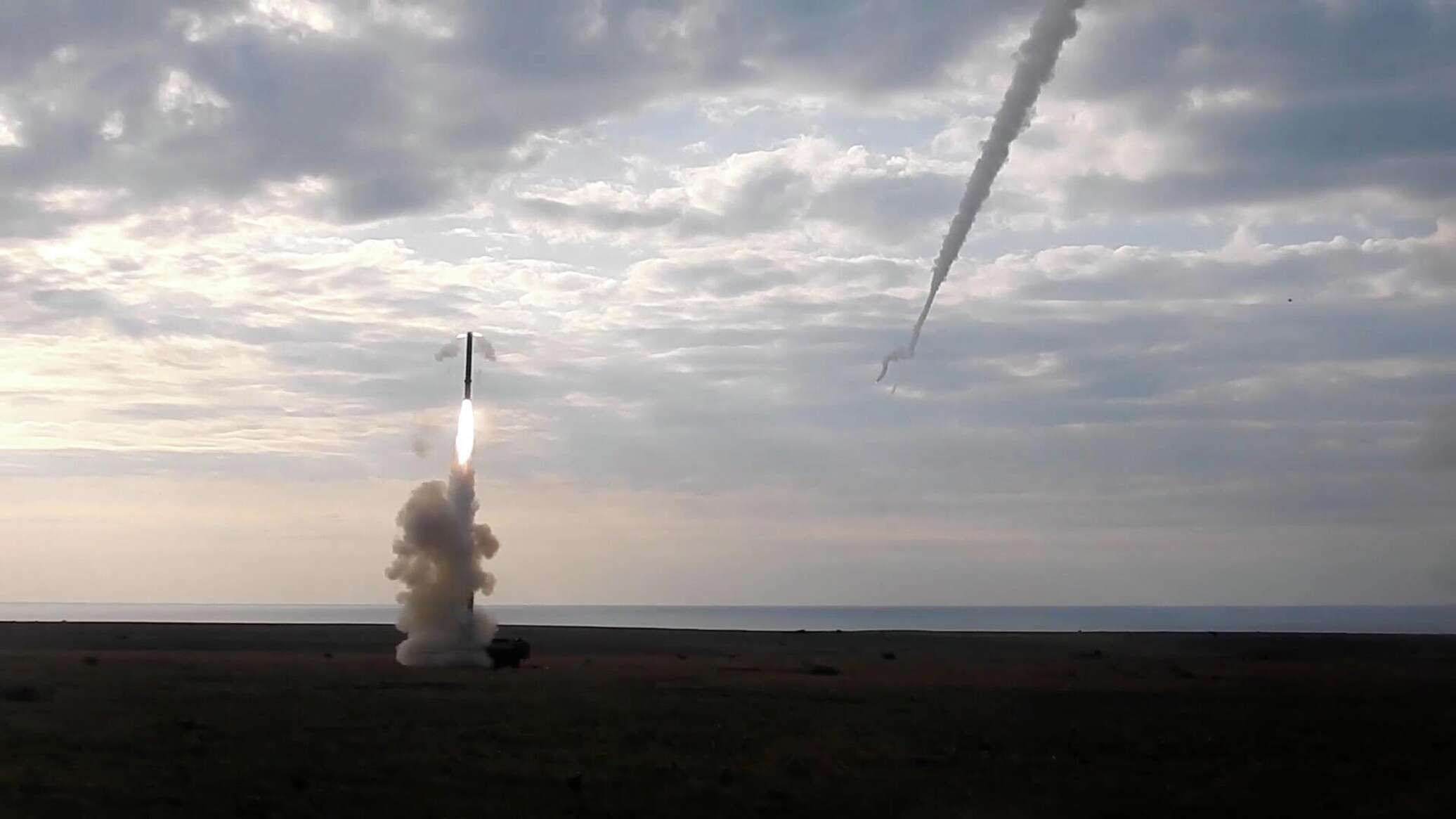 Удар крылатой ракетой. П-800 Оникс. Оникс противокорабельная ракета. Российские ракеты военные. Пуск ракеты.