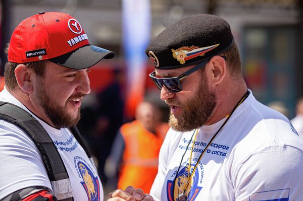 Крымский атлет Егор Сороколетов (слева) установил мировой рекорд по буксировке железнодорожного состава