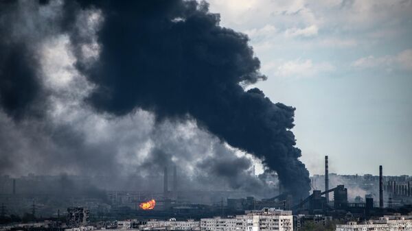 Дым поднимается над заводом Азовсталь в Мариуполе Донецкой Народной Республики.