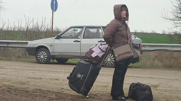 Беженка на пункте пропуска около Джанкоя