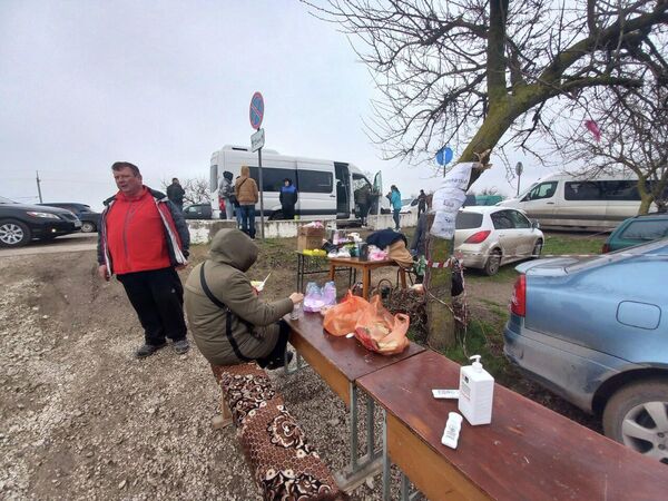 Здесь тех, кто приехал с Украины, накормят бесплатно горячим прямо под открытым небом Здесь тех, кто приехал с Украины, накормят бесплатно горячим прямо под открытым небом
