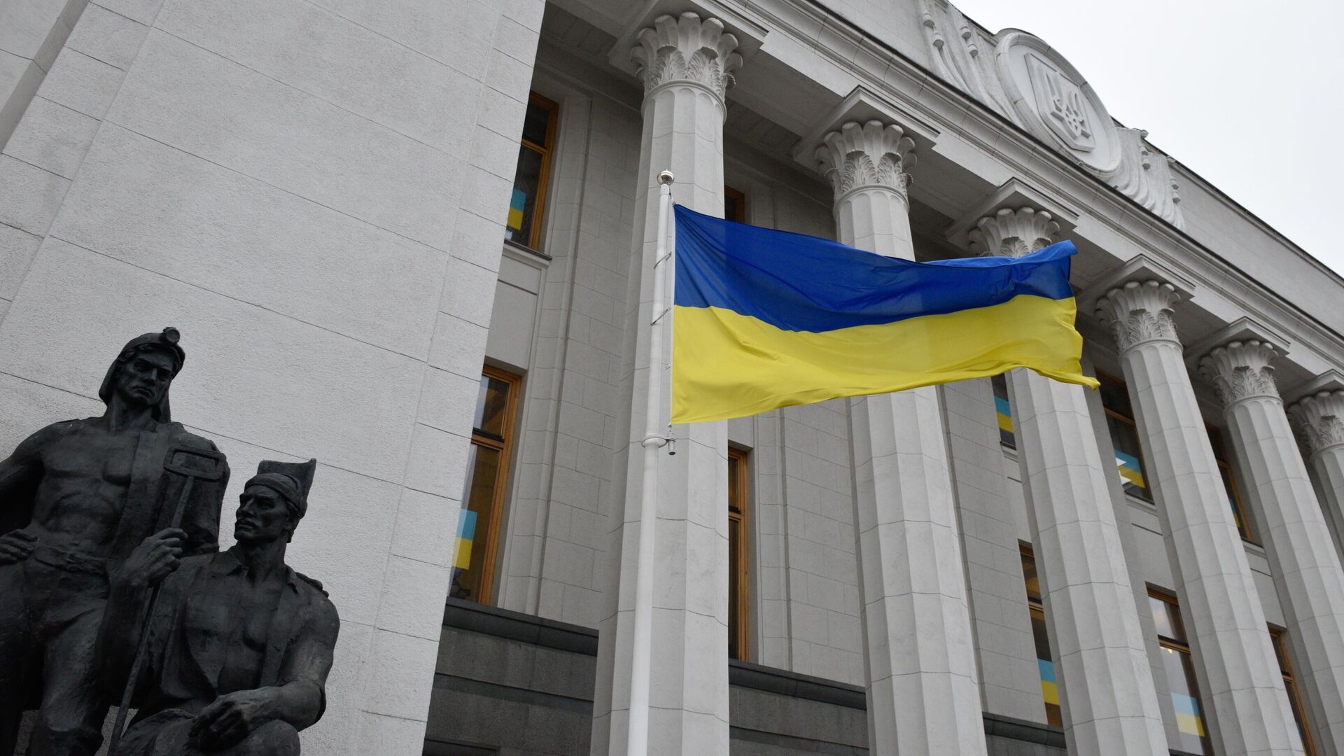 Флаг Украины у здания Верховной рады - РИА Новости, 1920, 18.05.2022