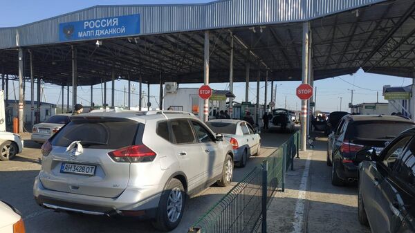 Машины на пограничном пункте пропуска в Крыму