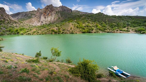 Горное озеро урочища Папия в селе Зеленогорье в Крыму