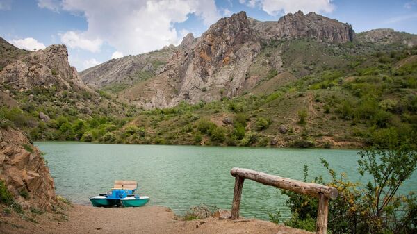 Горное озеро урочища Папия в селе Зеленогорье в Крыму