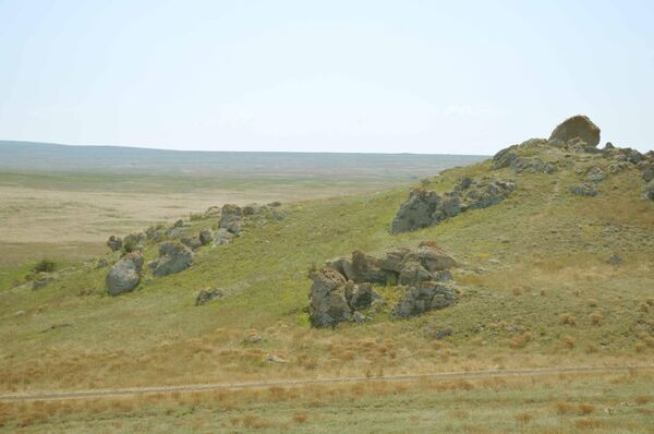 У Караларских каменоломен: с поверхности входы не видны
