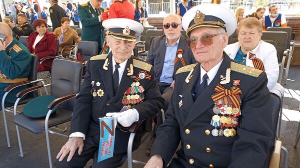 Ветераны ждут начала Парада Победы в Симферополе