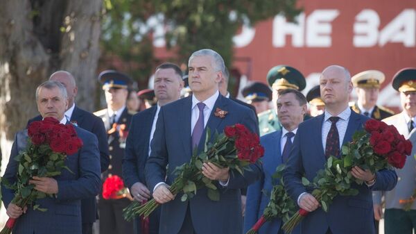 Власти Республики Крым возложили цветы к памятнику советским воинам на Военном мемориальном кладбище Симферополя.