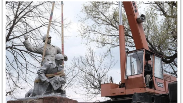 В Черновцах по решению местных властей в городе была демонтирована  скульптура Красноармейцы в бою