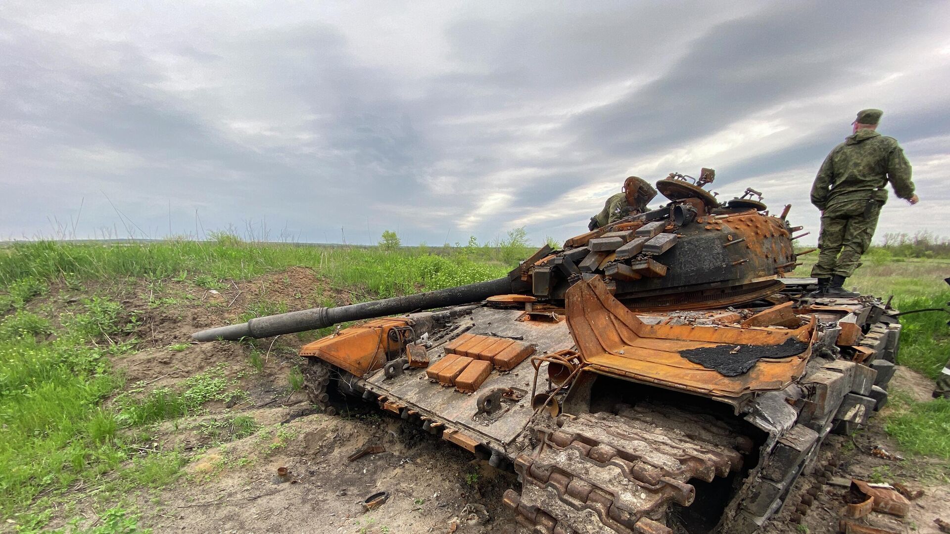 Разбитый танк Вооруженных сил Украины - РИА Новости, 1920, 09.05.2022